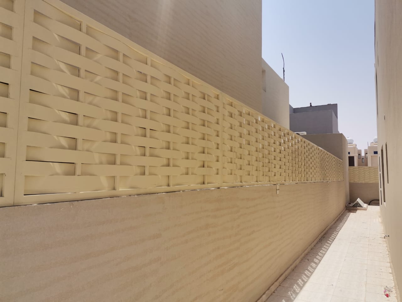 تركيب السواتر 2025: دليلك الشامل لتظليل وحماية مثالية
